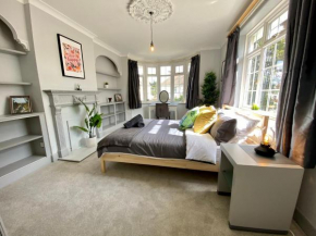 Funky 4 bedroom House! - Great Location - Parking - Netflix - Fast WiFi - Smart TV - Newly decorated - sleeps up to 8! Only 10 mins drive to Sandbanks Beach!